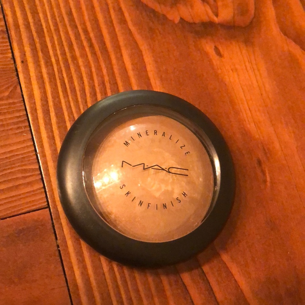 MAC Mineralized Skinfinish in Sunny by Nature